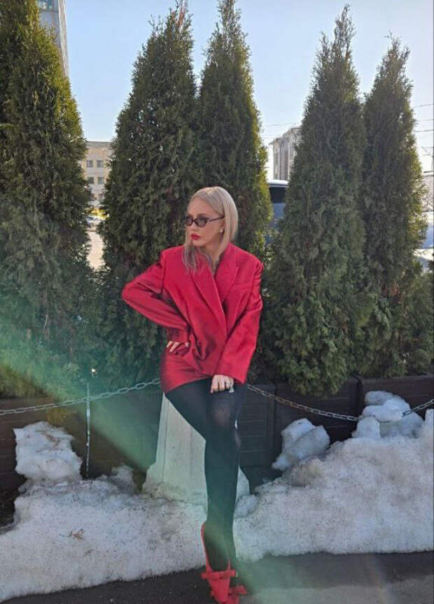 Телеведущая Маша Малиновская показала себя в мини-юбке