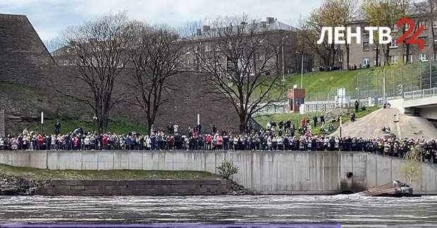 Тысячи жителей эстонской Нарвы посмотрели с берега концерт в честь Дня Победы