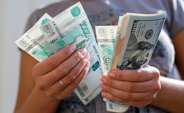 В какой валюте россияне хранят деньги?