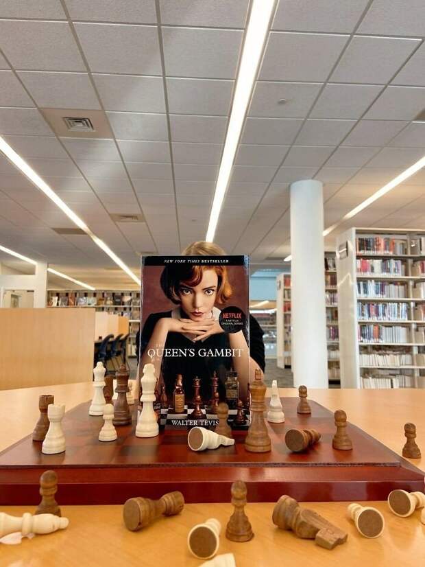 Люди подставляют лица к обложкам книг: челлендж #Bookface