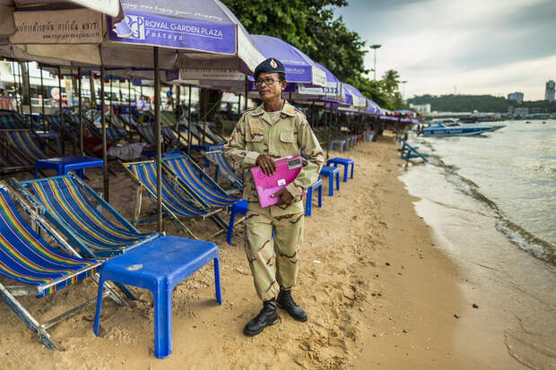 Мужчина разбил бутылку о голову сквернословящего туриста в Таиланде