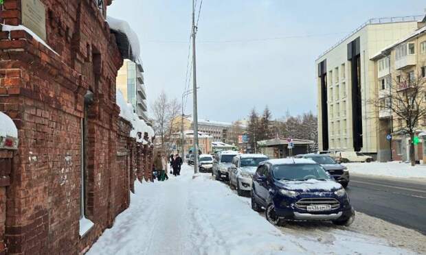 Дмитрий Морев поручил проверить крыши и козырьки зданий в Архангельске