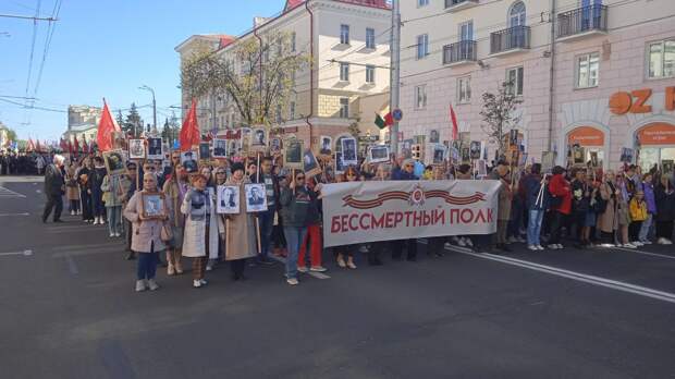 В Белоруссии День Победы вновь отпраздновали по-своему, с красно-зеленой бутоньеркой и акцией «Беларусь помнит»...