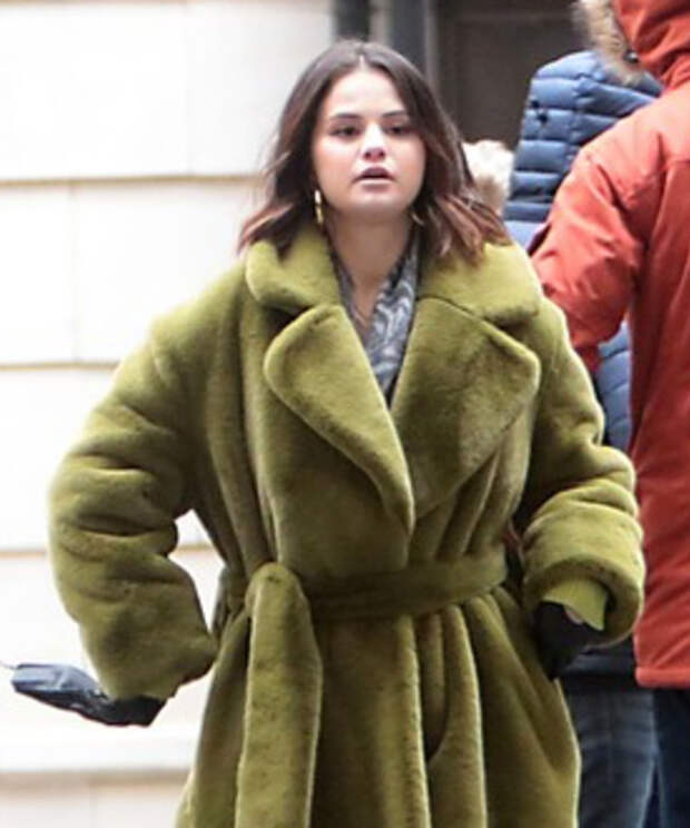 Три зимних образа Селены Гомес за один день