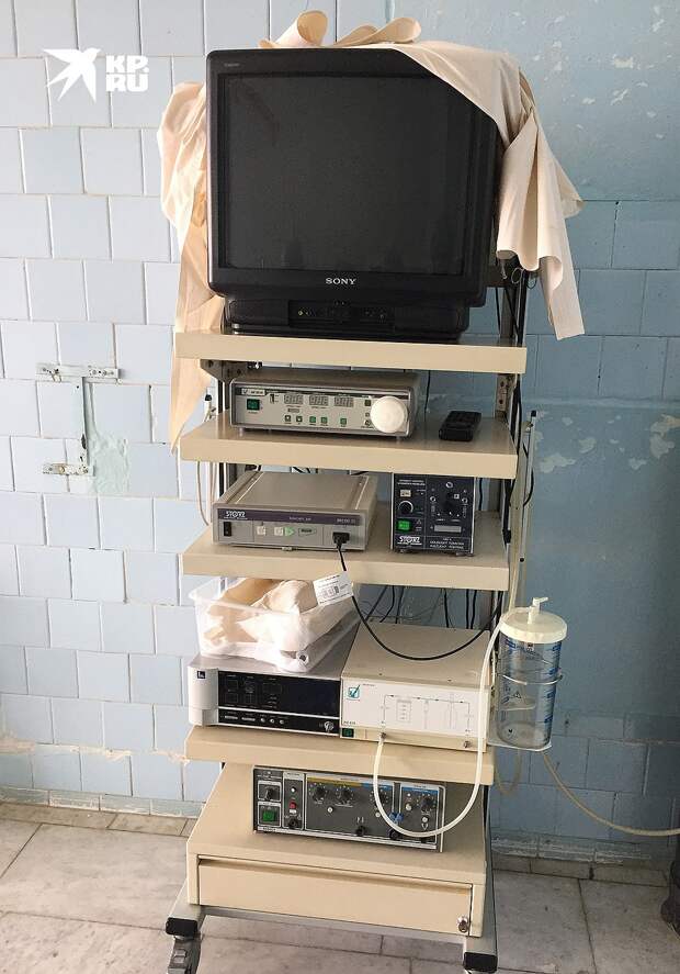 Эндоскопическая стойка для лапароскопических операций. Монитора не было, медики вместо него использовали телевизор. Смастерили в 90-х, до сих пор работает. Фото: Елена КРИВЯКИНА