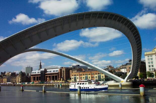 В поднятом виде арки моста принимают симметричное положение относительно поверхности воды. /Фото: ketawing.files.wordpress.com