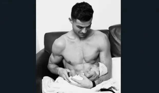 Криштиану Роналду показал трогательное фото с новорожденной дочерью