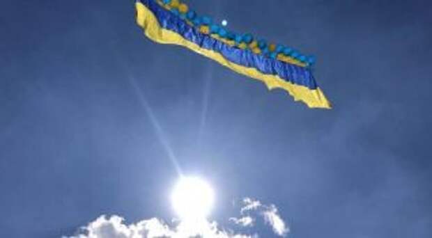 Над донецким аэропортом пролетел флаг Украины