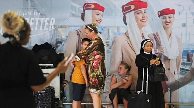 Без еды и воды: в аэропорту Дубая российским туристам дали три финика на обед