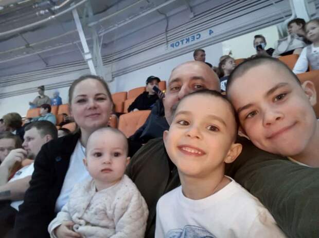Жены и дети ветеранов боевых действий посетили ледовое шоу в Астрахани
