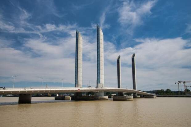 Мост Pont Jacques Chaban-Demals связал берега Гаронны. /Фото: files.structurae.net