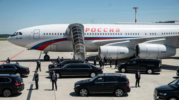 Песков сообщил, что швейцарские истребители сопровождали самолет Путина при подлете к Женеве