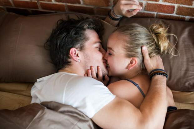 пара целуется