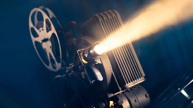 Элизабет Олсен выбирает между Майлзом Теллером и Каллумом Тёрнером в трейлере ромкома "Вечность"