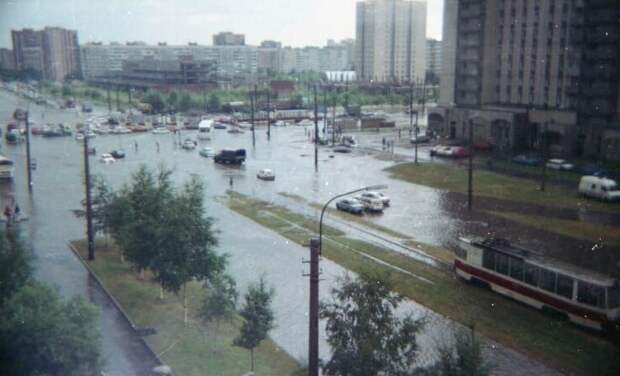 13. Потоп на Проспекте Луначарского в Санкт-Петербурге. 1997 год