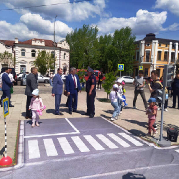 В Международный день защиты детей глава Бурятии посетил интерактивную площадку для юных пешеходов