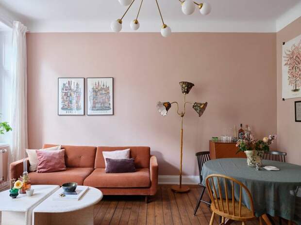 Пыльно-розовый оттенок обоев — удачный выбор. Он как будто дополняет интерьер комнаты, делает его объемным и теплым