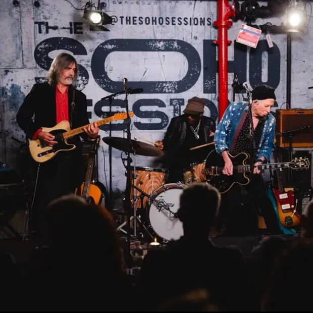 Кит Ричардс (справа)