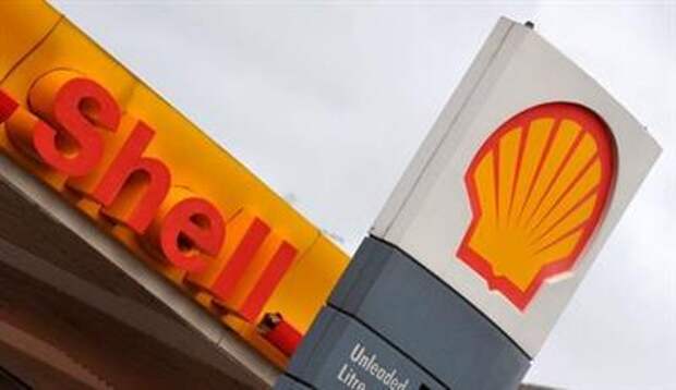 The company logo is seen at a Shell petrol station in south London January 31, 2008. Royal Dutch Shell posted record European company earnings of $27.6 billion (13.9 billion pounds) in 2007, but fourth-quarter profit missed forecasts as a fall in production dampened the benefit of high oil prices. REUTERS/Toby Melville (BRITAIN)