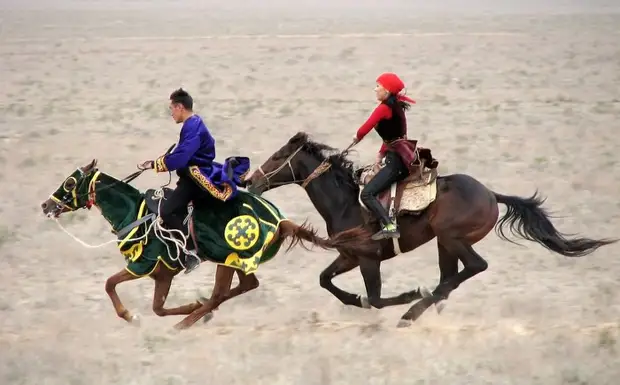 Каратал схватил возлюбленную Или и они начали убегать от хана Балхаша. Каратал схватил возлюбленную Или и они начали убегать от хана Балхаша.