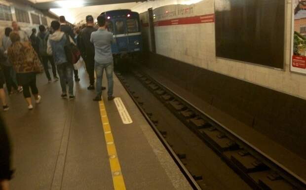 Почему нельзя пытаться залезть на платформу, если упал на рельсы в метро