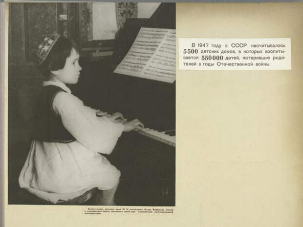 Девочка играет на фортепиано в Ташкентской государственной консерватории.