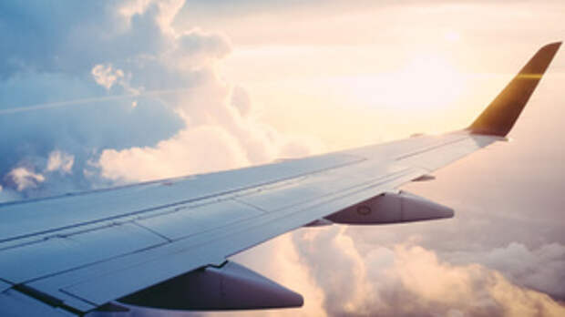 Крыло самолета в полете / Фото: unsplash.com