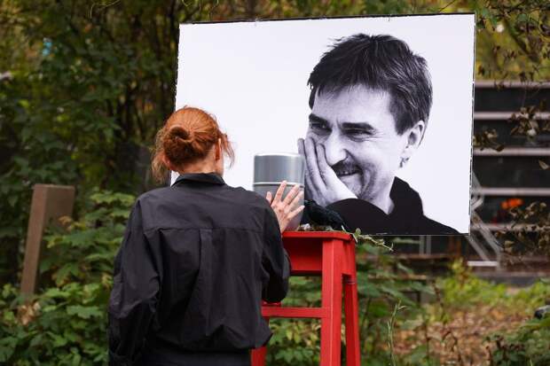 Вдова театрального режиссера Юрия Бутусова Мария во время захоронения урны с прахом на Кунцевском кладбище