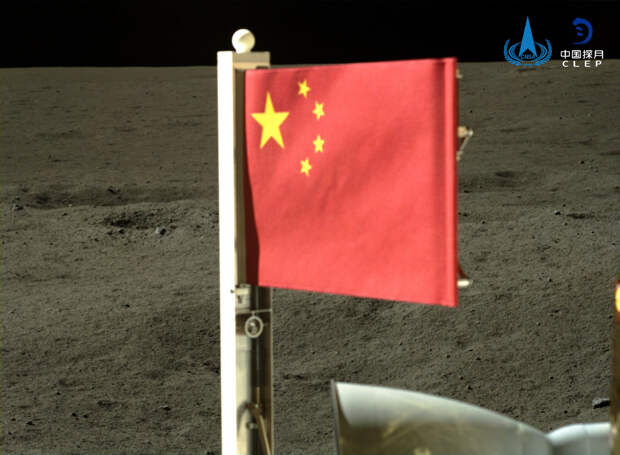 Китайский флаг на Луне. Credit: CNSA/CLEP.