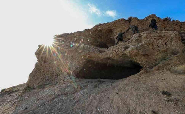 Над озером Ван нашли загадочную трехкомнатную пещеру