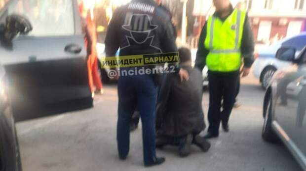 Водителя BMW, устроившего погоню с полицейскими, поймали в Барнауле