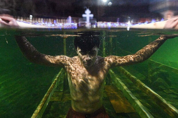 МЧС: на крещенских купаниях нельзя погружаться в воду с питомцами