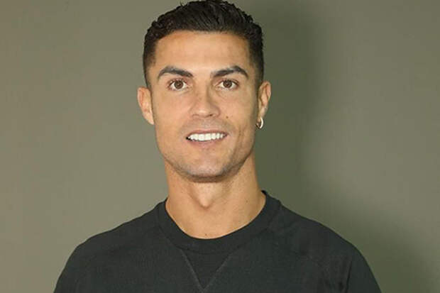 Криштиану Роналду опубликовал первое фото с новорожденной дочерью