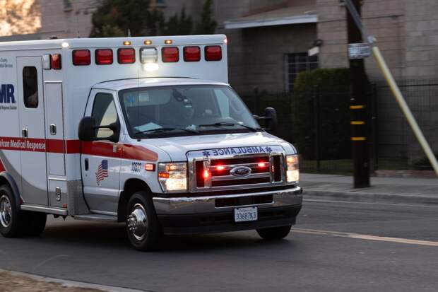 Самолет рухнул во двор жилого дома в США