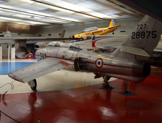 И наконец, глядя на F-84 (и не только такой со стреловидным крылом, но и на предыдущие модификации с крылом прямым) можно подумать, что его создатели раньше всех узнали о правиле площадей: если поджать фюзеляж в нужном месте, то общее сопротивление уменьшится.