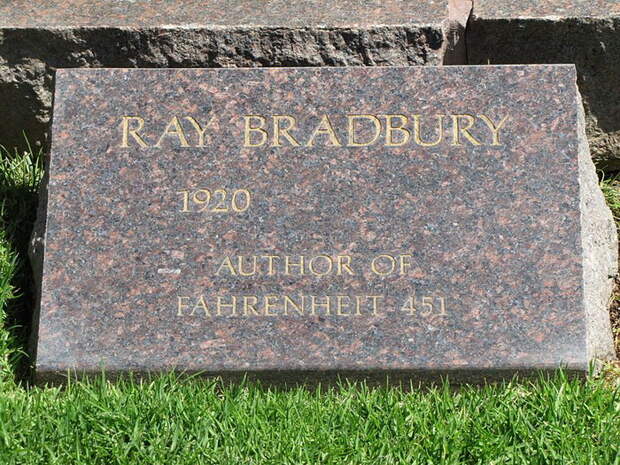 Надгробие над могилой Рэя Брэдбери