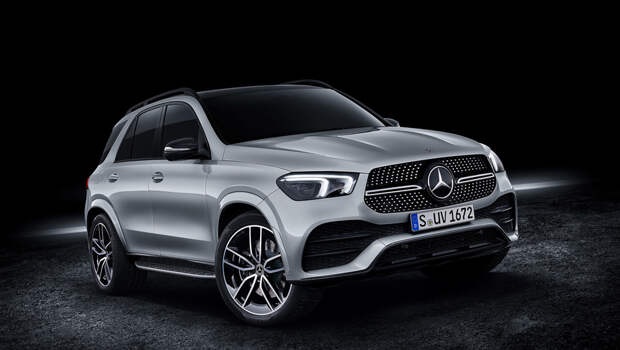 Mercedes gle. Фотографии новой версии были обнародованы ещё осенью прошлого года, но без пояснений, что это GLE 580. Внешне вариация отличается «алмазной» решёткой (в противовес горизонтальным планкам) и оформлением переднего бампера.