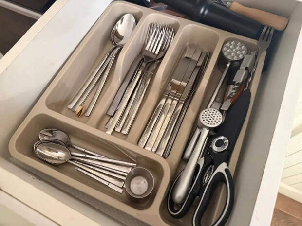 Ложки и вилки сияют как музейное серебро: растворяю 10 граммов в литре воды, и даже старая советская нержавейка слепит глаза