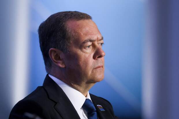 «Вонючий киевский ублюдок». Действия Зеленского вызвали гнев Медведева и разозлили Трампа. Что случилось?