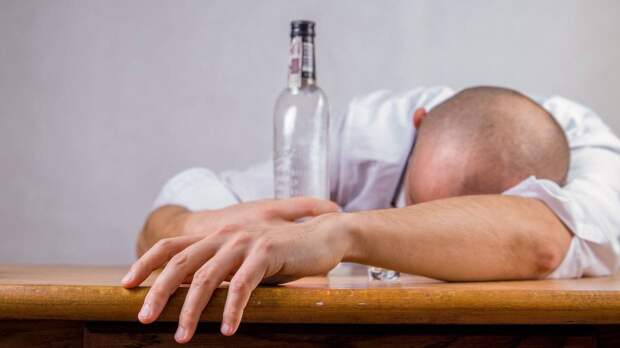 Нарколог Сараев заявил, что нерабочие дни могут обострить алкогольную зависимость россиян