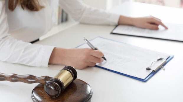 В Кузбассе мать привлекли к ответственности за езду сына на мотоцикле без прав