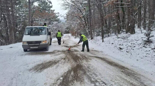 Больше 200 человек борются со снегом и гололедицей в Ялте