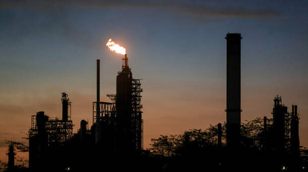 Цены на нефть выросли на 9-10% на фоне ударов по Ирану