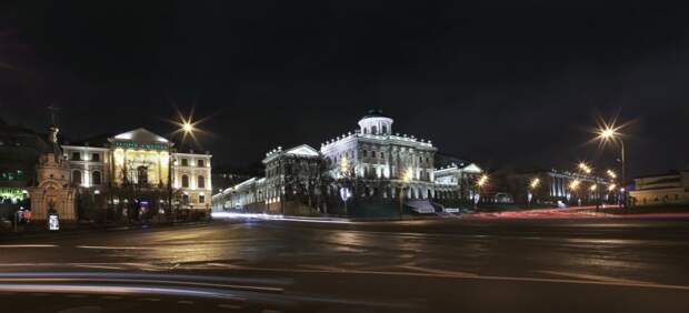 Ночная Москва: галерея, дворец, библиотека. Фотограф: Юрий Макаров