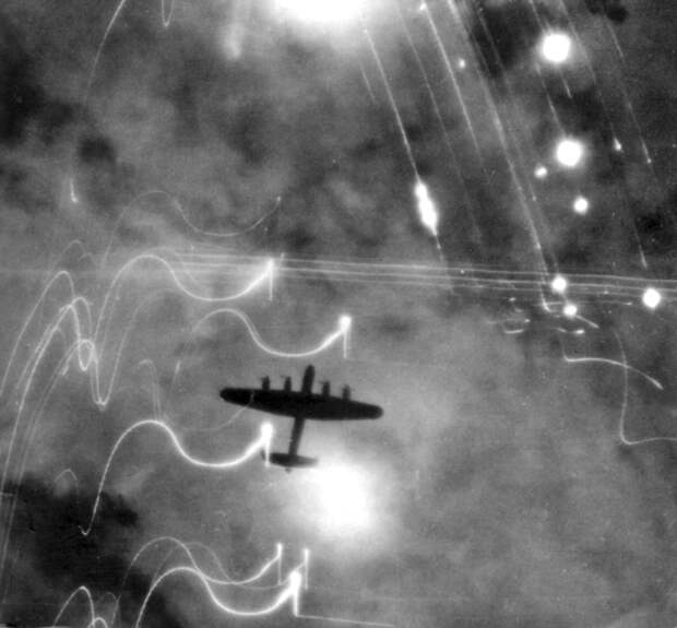 Гамбург 3.jpg Бомбардировщик Lancaster над Гамбургом. <br>