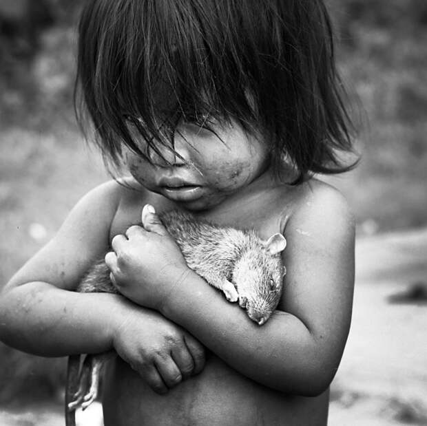 Индейская девочка крепко сжимает в руках тело мертвой крысы. история, факты