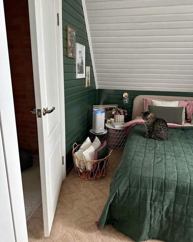 Так выглядит спальня молодых родителей. Ковролин — для дополнительного комфорта (зимой тут может быть прохладно). Текстиль подобран под цвет акцентной стены