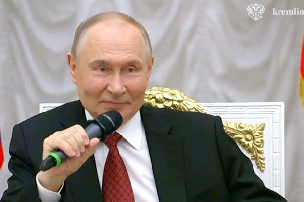 Путин впервые поздравил российских артистов с их профессиональным праздником