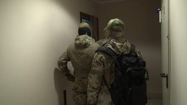 Пачки денег из похищенных у оборонных предприятий России миллионов рублей попали на видео