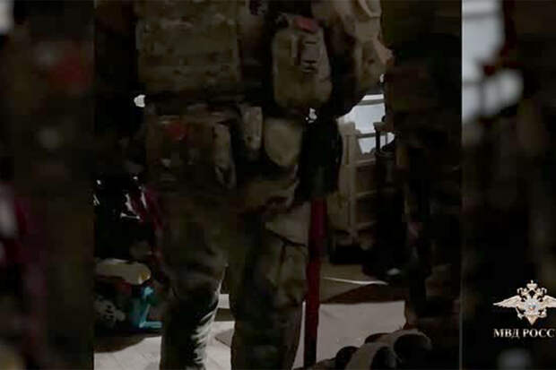 Задержание оставивших без денег одиноких россиян на СВО попало на видео